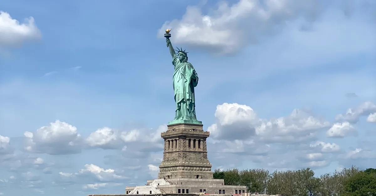 Estatua de la Libertad bajo un cielo azul en Nueva York