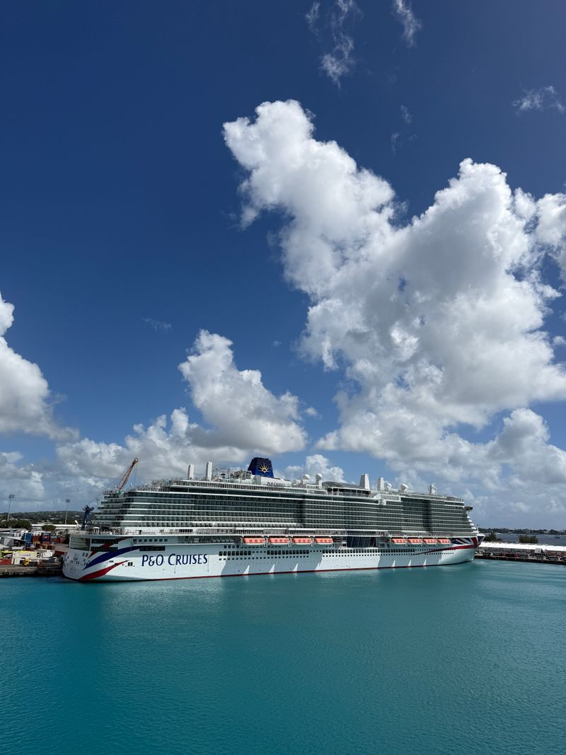 Crucero navegando por aguas azules del Caribe Oriental