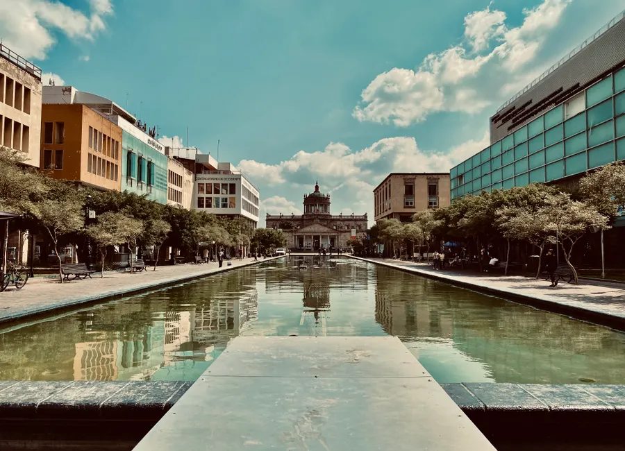 Plaza Tapatía con su espejo de agua en el centro de Guadalajara