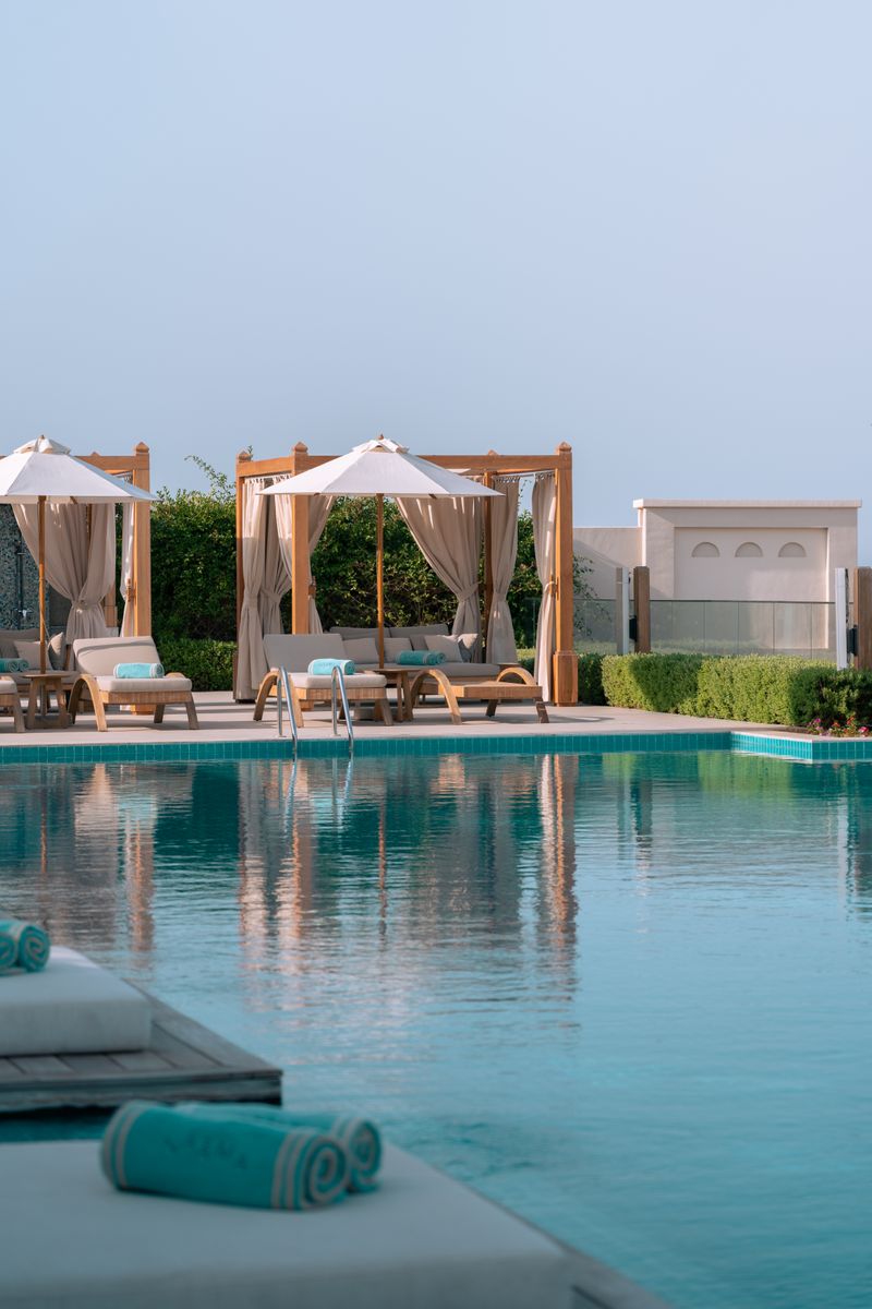 Hotel tipo resort con piscina y palmeras